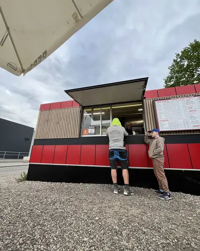Czerwono-czarny kiosk Kebab Express z okienkiem