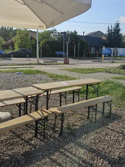 Stoliki pod parasolami obok kiosku